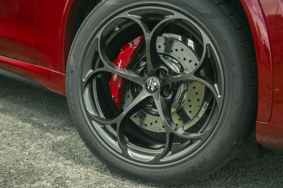 Колеса Alfa Romeo Stelvio Quadrifoglio (949) 2020 года  (UK) (фото 3 из 37)